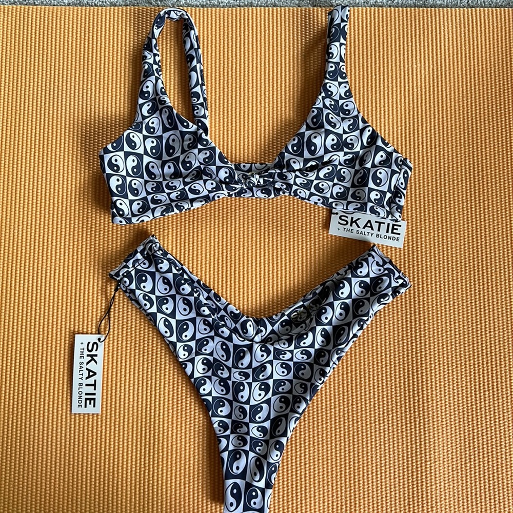 SKATIE X THE SALTY BLONDE PENNY TOP- BARBADOS SIZE L (NWT NEVER WORN)